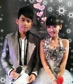 两男的一起吃娱乐圈的瓜,两男共品娱乐风云录